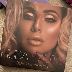 Gently used HUDA BEAUTY 3D highlighter palette!!!